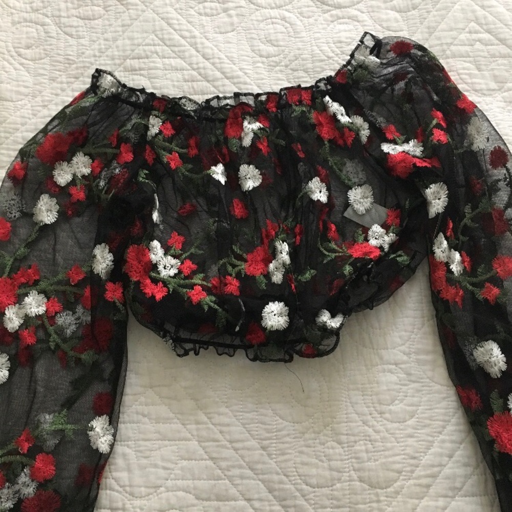 Flower lace cropped top